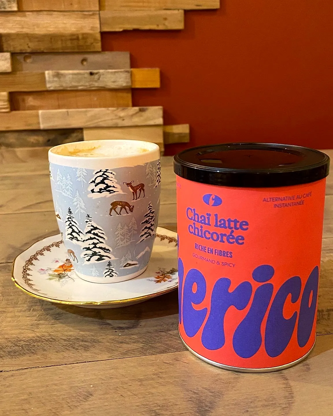 Un chaï latte chicorée Cherico dans une tasse d’hiver