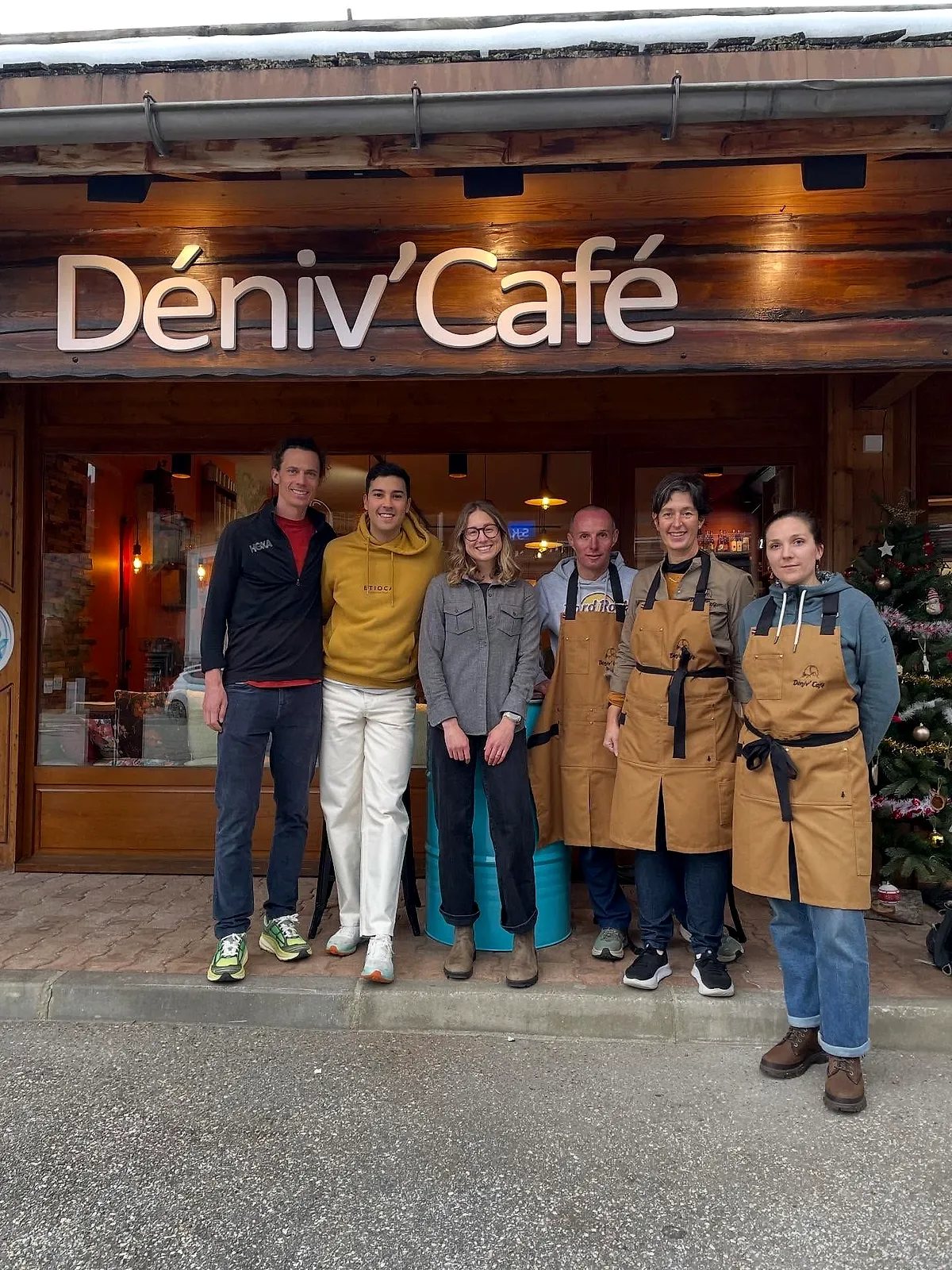 L’équipe du Déniv’Café devant la façade