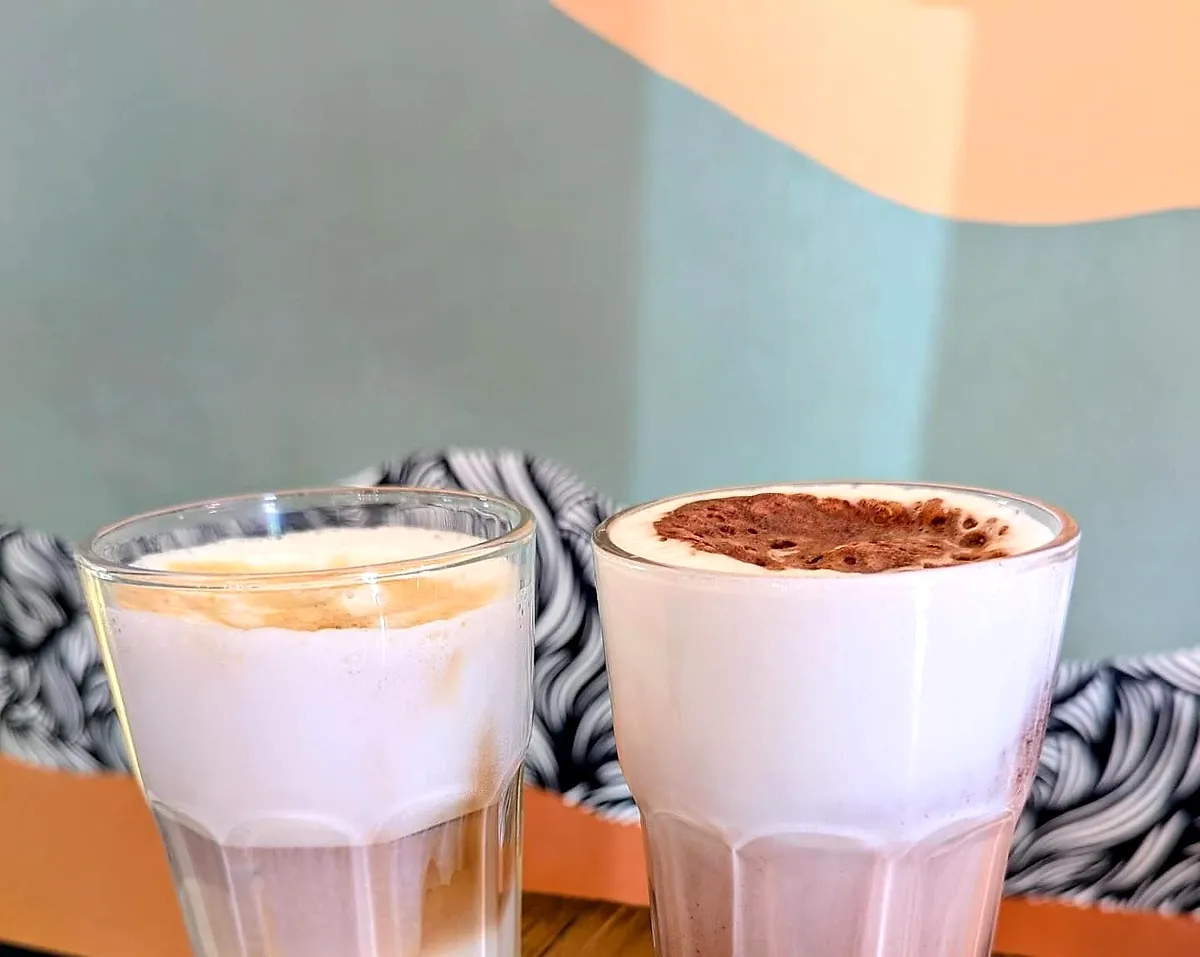Latté frappé et chocolat frappé devant la fresque