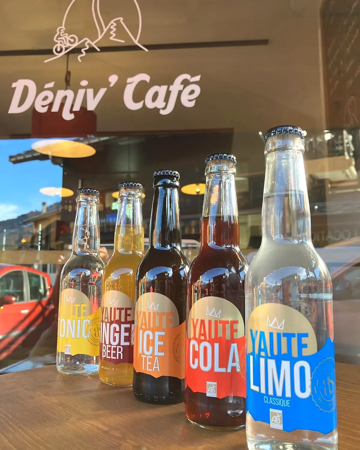 Les sodas Yaute alignés sur une table devant la vitrine